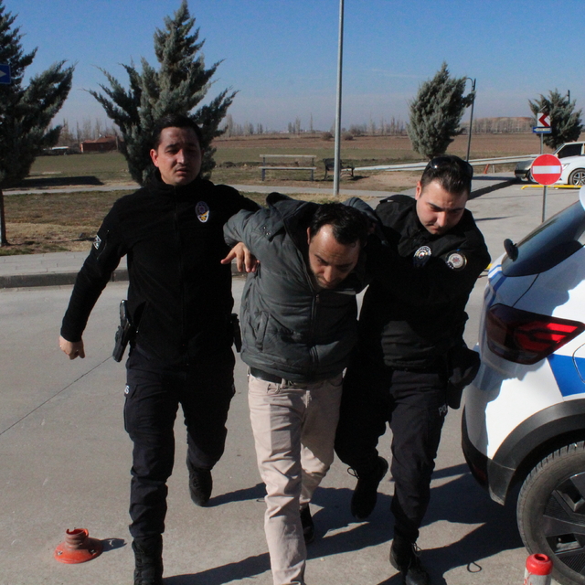 İmam, bir gün önce kendisini dövüp telle boğmaya kalkışan komşusunu bıçakla...