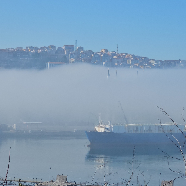 Zonguldak'ta minareleri 72 metre olan cami siste kayboldu