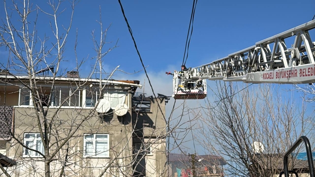Kocaeli'de apartmanda çıkan yangında mahsur kalan 3 çocuk kurtarıldı