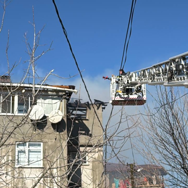 Kocaeli'de apartmanda çıkan yangında mahsur kalan 3 çocuk kurtarıldı