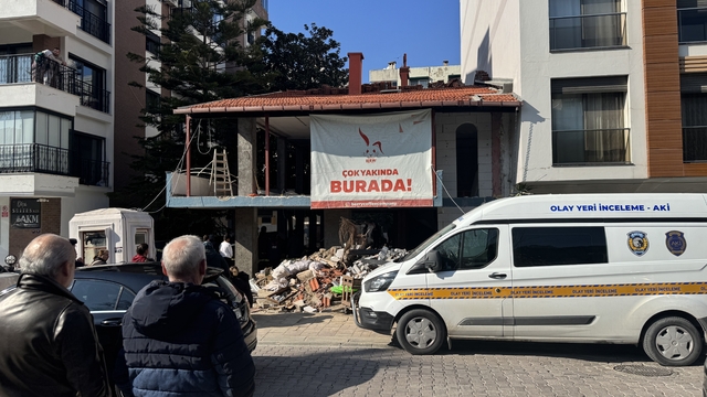 İzmir'de tamir için çıktığı çatıdan düşen işçi öldü