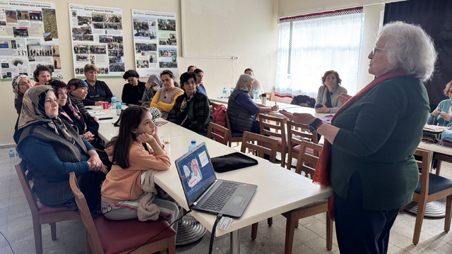 Tire'de "Kırsalda Çevresini Dönüştüren Kadın Liderler, Keten Döngüsü" eğitimi
