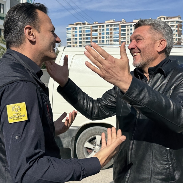 Konya'da çöken binanın enkazından kurtarılanlar, kahramanlarıyla buluştu