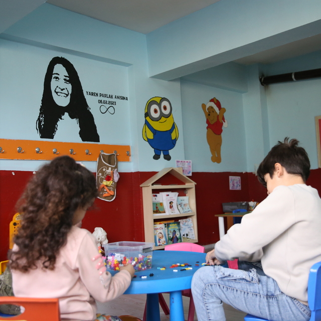 Hatay'da depremde ölen fizyoterapistin adı yenilenen ana sınıfında yaşatıla...