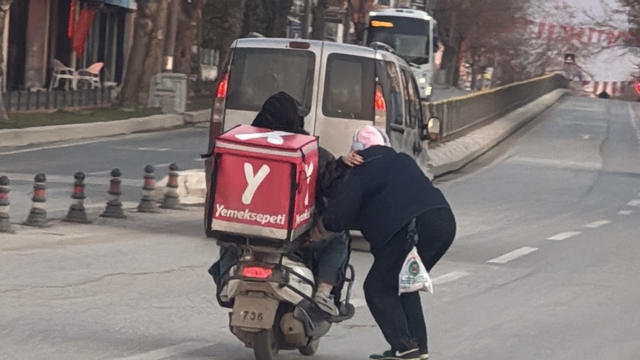 Edirne'de kaykayla tehlikeli yolculuk görüntülendi