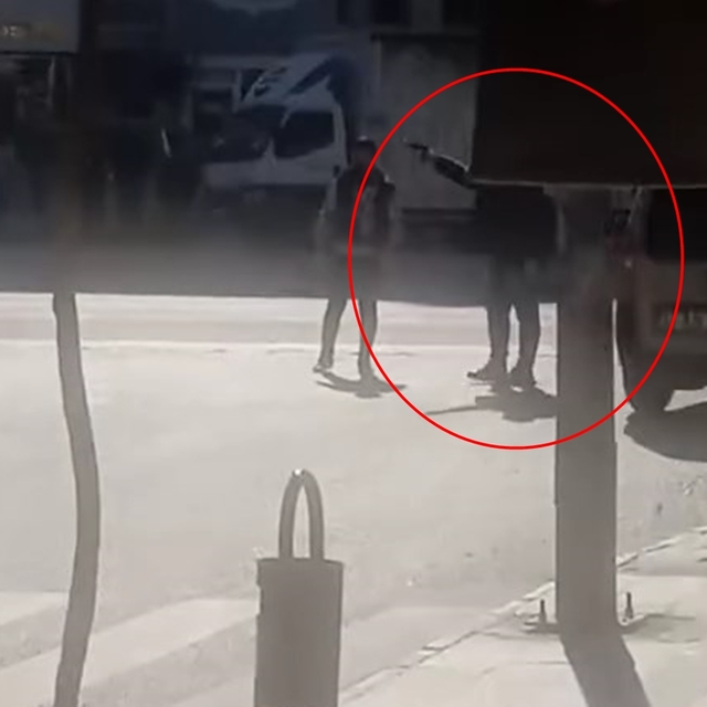 Mardin'de, sokak ortasında silahlı kavga kamerada: 1 yaralı