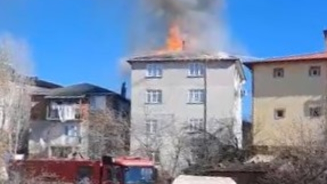 Yangında mahsur kalan 3 çocuğu itfaiye kurtardı