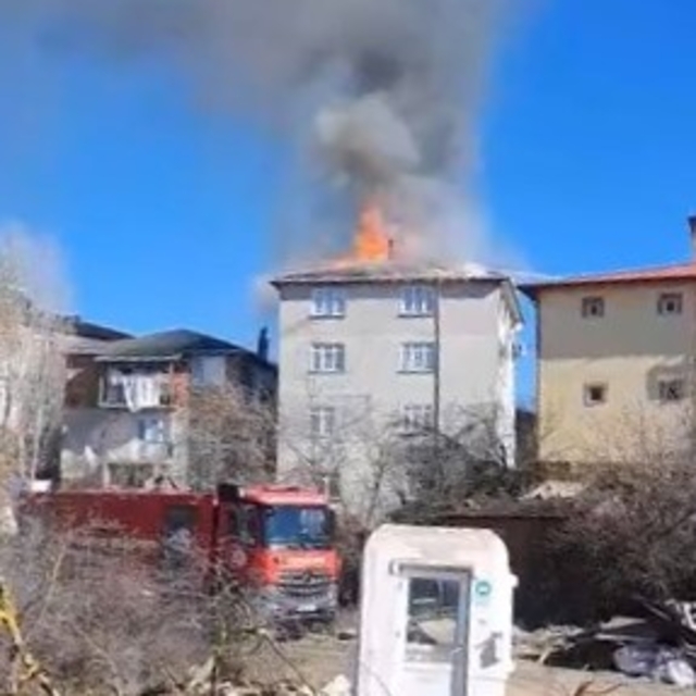 Yangında mahsur kalan 3 çocuğu itfaiye kurtardı