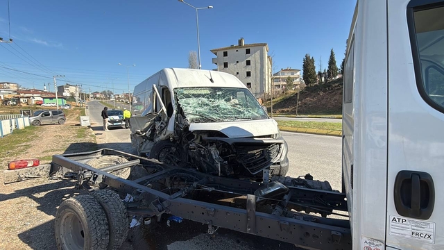 Kocaeli'de kamyonetle panelvanın çarpışması sonucu iki kişi yaralandı