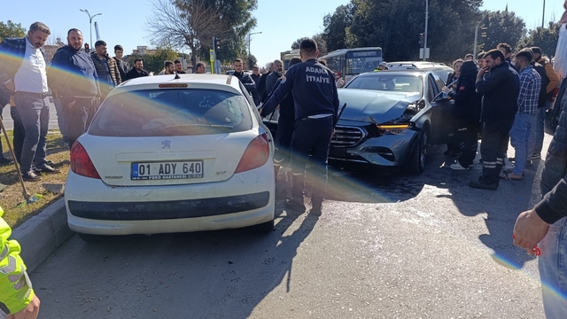 Adana'da iki otomobilin çarpıştığı kazada 1 kişi yaralandı