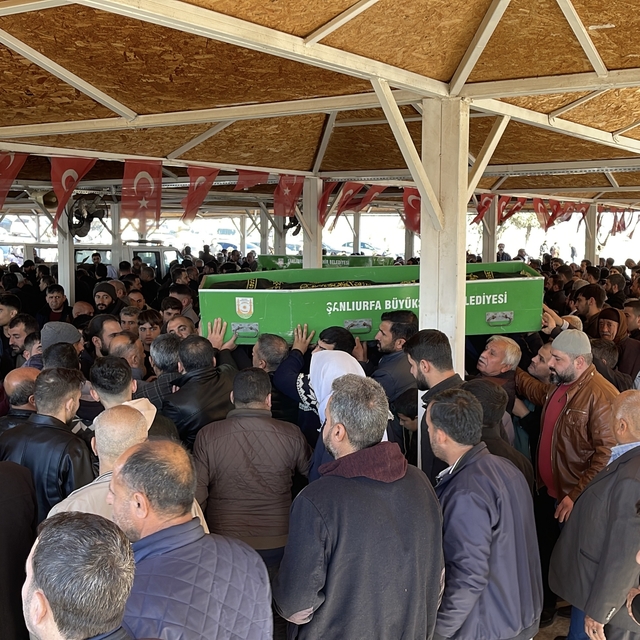 Kızlarından birini serumuna ilaç enjekte edip, diğerini sırtından vurarak ö...