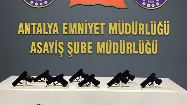 Antalya'da "dur" ihtarına uymayan sürücünün aracında 17 ruhsatsız tabanca ele geçirildi