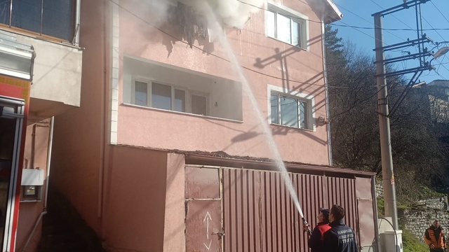 Karabük'te 2 katlı müstakil evde çıkan yangın söndürüldü