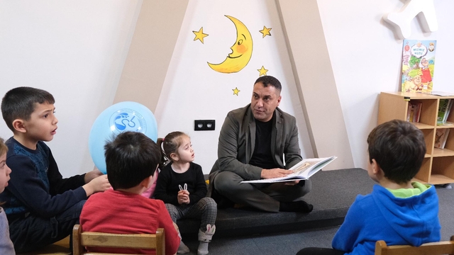 Sorgun Belediye Başkanı Ekinci, kütüphanede çocuklarla bir araya geldi