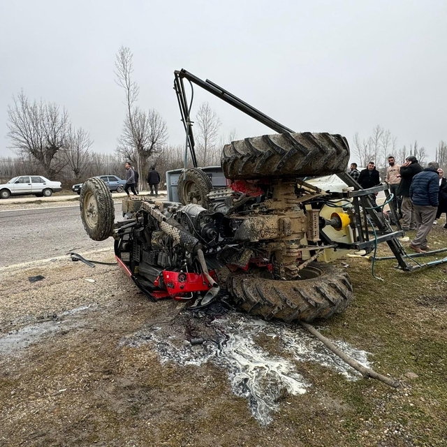 Kastamonu'da minibüsle traktörün çarpıştığı kazada 3 kişi yaralandı