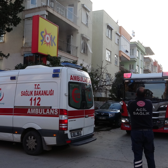 Antalya'da evde çıkan yangında 2 kişi dumandan etkilendi