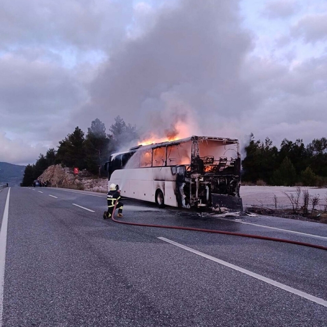 Servis otobüs alev alev yandı