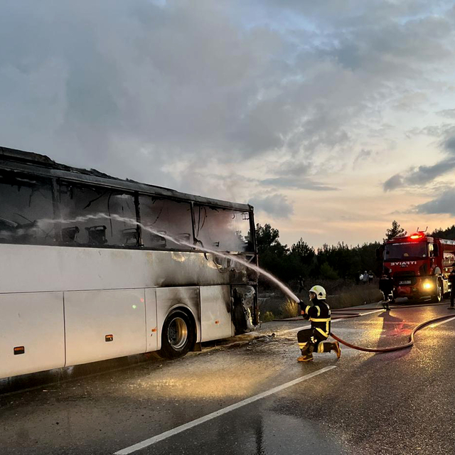 Muğla'da seyir halindeki otobüste çıkan yangın söndürüldü
