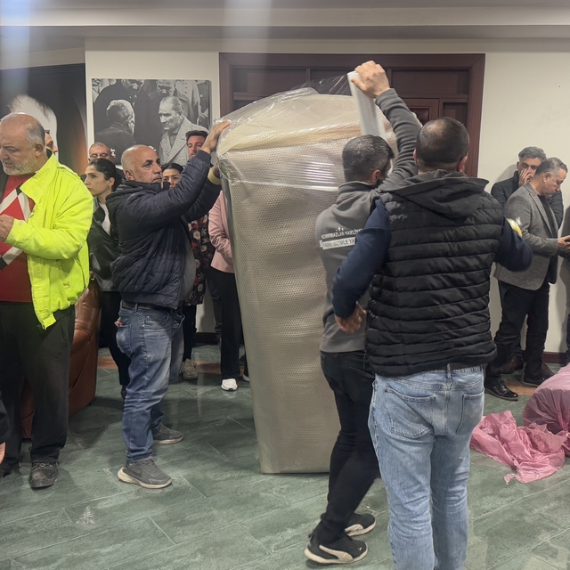 Seyhan Belediye Başkanı Oya Tekin'in makam odasındaki eşyalar haczedildi