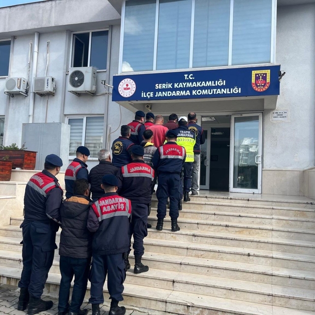 Serik'te çeşitli suçlardan yaklanan 14 şüpheliden 11'i tutuklandı