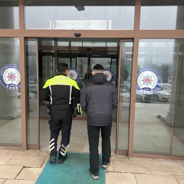 Akrobatik hareketlerini sosyal medyada paylaşan motosiklet sürücünün ehliye...