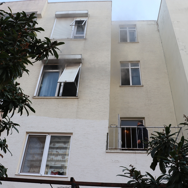 Yangında mahsur kalan komşuları için gözyaşı döktü