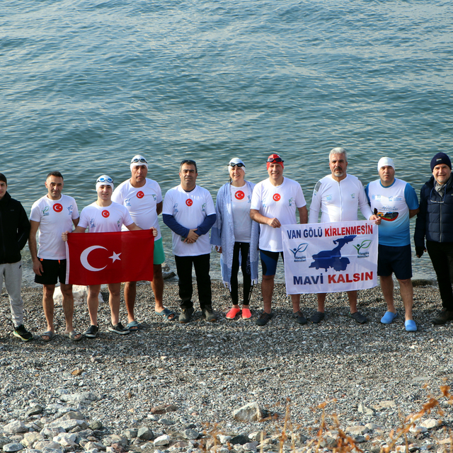 Van Gölü'ne dikkat çekmek için buz gibi suda kulaç attılar