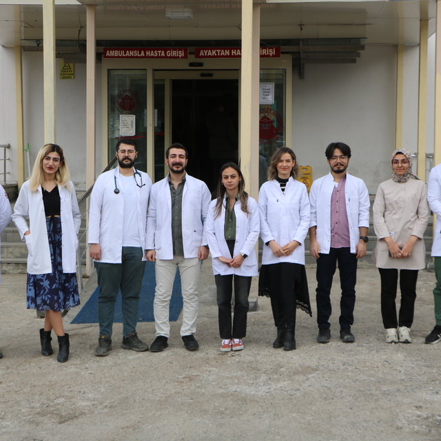 26 doktorun görev yaptığı Çukurca Devlet Hastanesi, Irak'tan da hasta kabul...