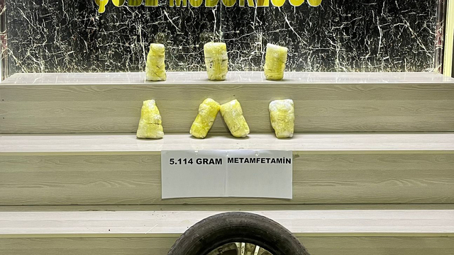 Otomobilin lastiğinden çıkan uyuşturucuya 2 tutuklama