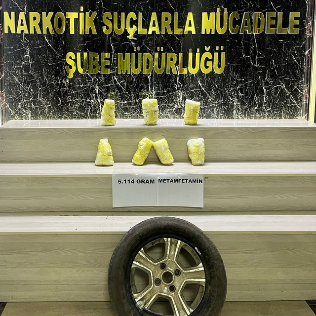 Otomobilin lastiğinden çıkan uyuşturucuya 2 tutuklama