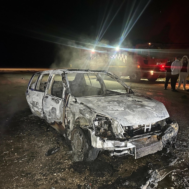 Yanan otomobilden ceset çıktı