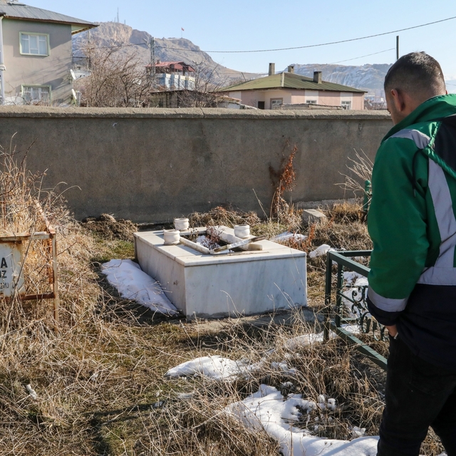 Mezarlıkta 30'dan fazla mezarın taşları tahrip edildi