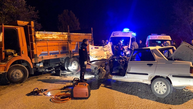 Burdur'da park halindeki kamyona çarpan otomobilin sürücüsü yaralandı