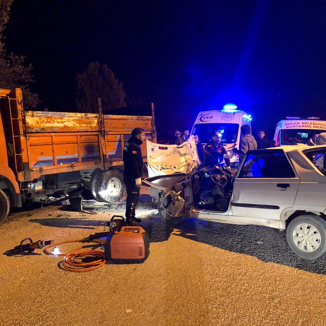 Burdur'da park halindeki kamyona çarpan otomobilin sürücüsü yaralandı