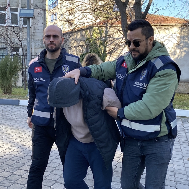 Hurda araçlara ait ruhsatları çalan 2 şüpheliye gözaltı