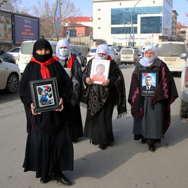 Muşlu aileler, DEM Parti önündeki "evlat nöbeti"ni sürdürdü