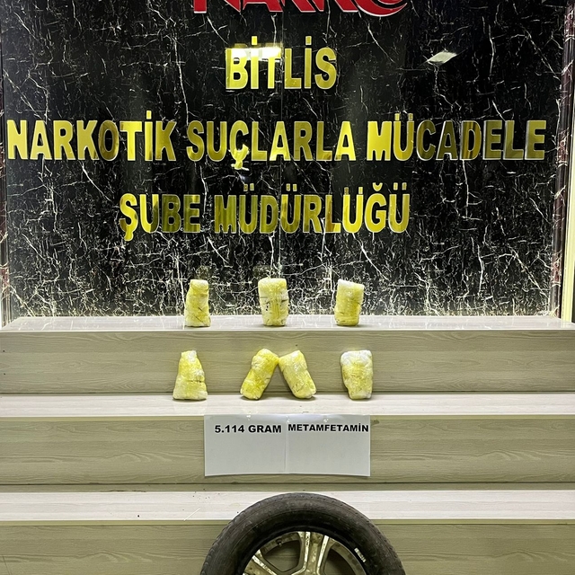 Bitlis'te aracın yedek lastiğine zulalanmış 5 kilo 114 gram uyuşturucu ele...