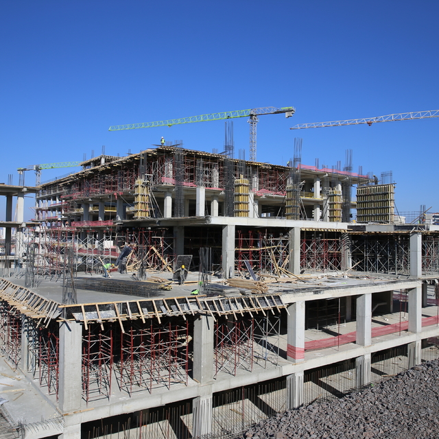 Diyarbakır İl Sağlık Müdürü Pamukçu, yapımı süren Şehir Hastanesinde incele...