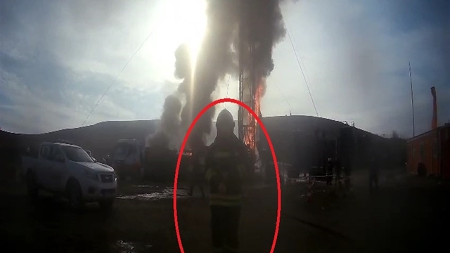 'Helallik' isteyip yanan petrol kuyusunun vanasını kapatan itfaiyeci ve arkadaşlarına başarı belgesi