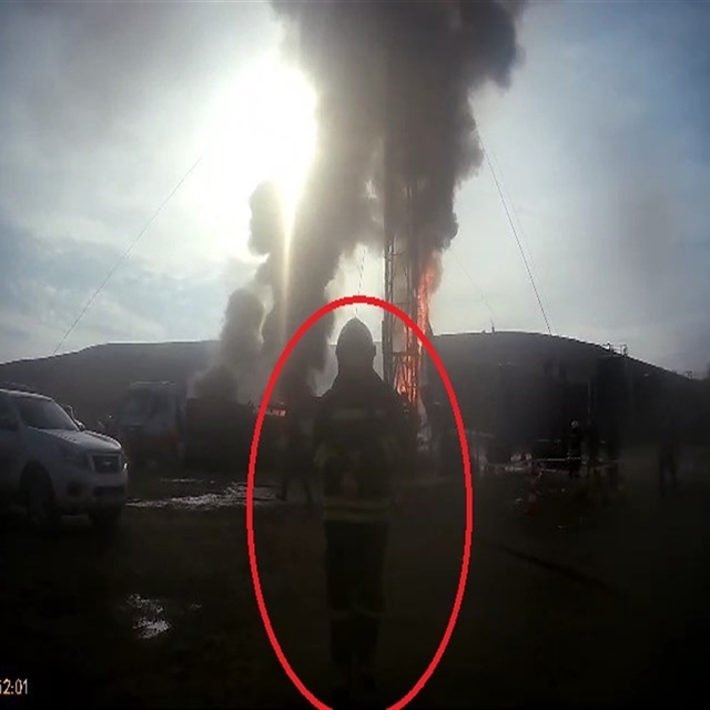 'Helallik' isteyip yanan petrol kuyusunun vanasını kapatan itfaiyeci ve ark...