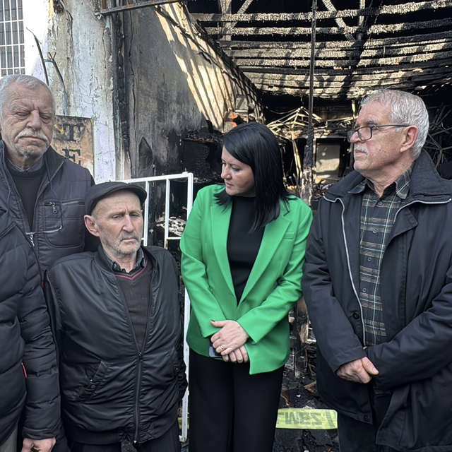 Edirne Belediye Başkanı Akın, yangında zarar gören iş yerlerini ziyaret ett...