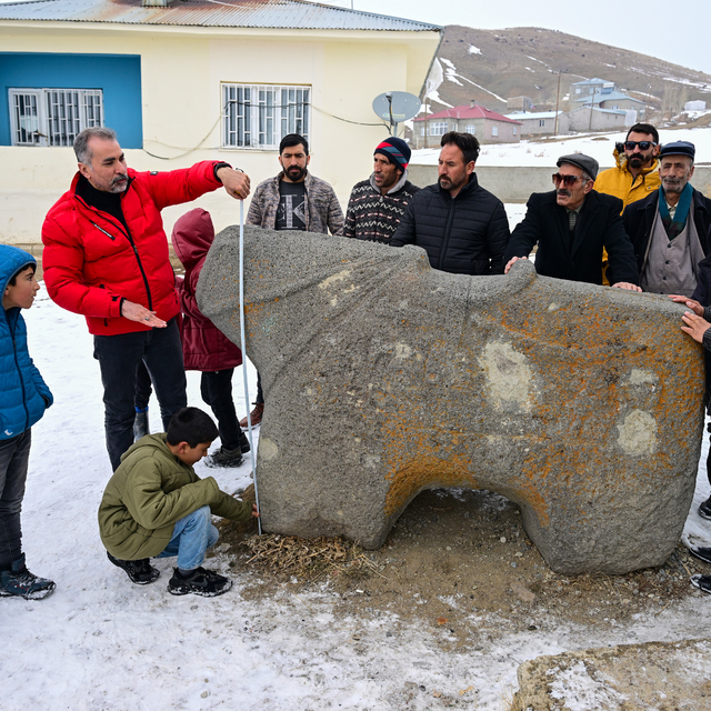 Mahallenin simgesi haline gelen 7 tonluk at heykeline gözleri gibi bakıyorl...