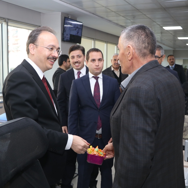 Siirt Valisi ve Belediye Başkan Vekili Kızılkaya, belediye çalışanlarıyla b...