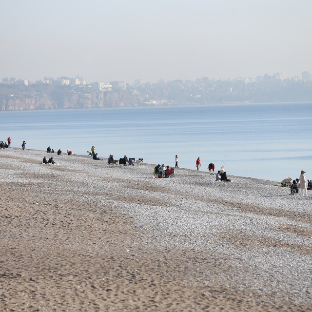 Antalya'da güneşli havayı fırsat bilenler sahillerde yoğunluk oluşturdu