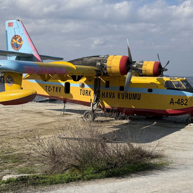 Su alırken batan söndürme uçağı, 7 aydır karada bekliyor; çocuklar kokpitte...