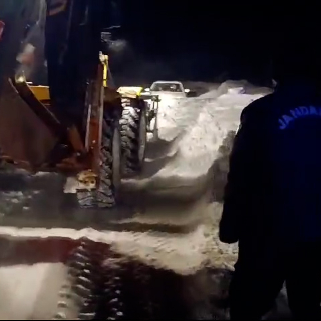 Bayburt'ta karda mahsur kalan 4 kişi kurtarıldı