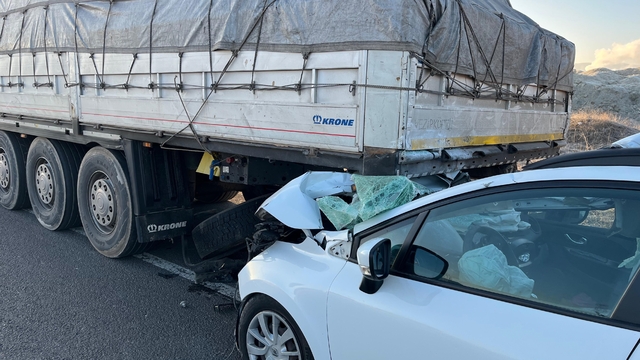 Çankırı'da tırın dorsesine çarpan otomobildeki 5 kişi yaralandı