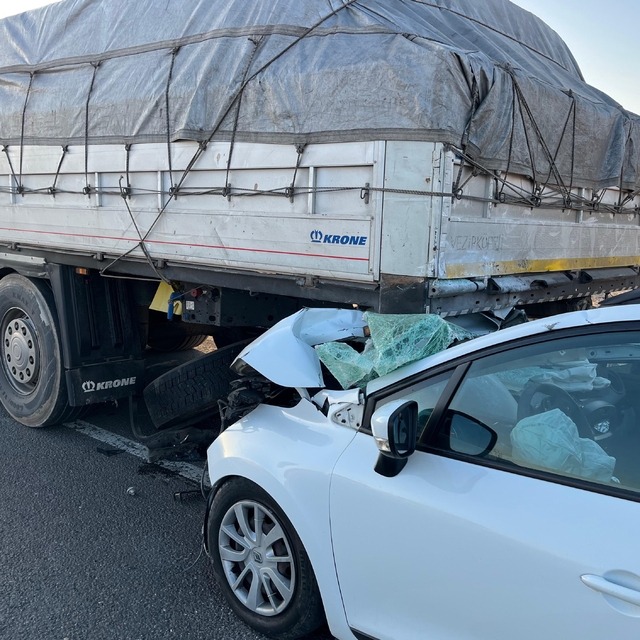 Çankırı'da tırın dorsesine çarpan otomobildeki 5 kişi yaralandı