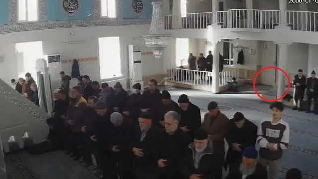 Cemaat namaz kılarken, camiye torpil attı