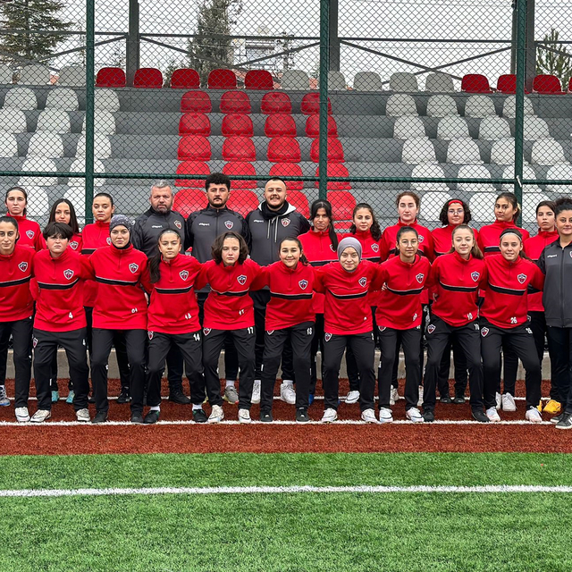 Beyparssporlu kadın futbolcular 3. Lig'deki ilk maçlarına hazırlanıyor